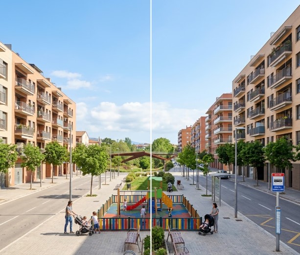 Bloques residenciales, plazas y entorno del barrio de Can Gili en Granollers